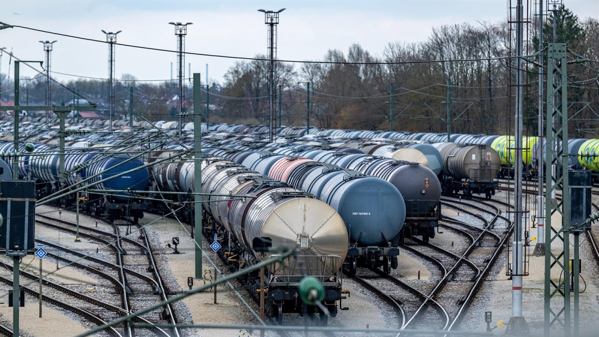 El petróleo cae por debajo de los 100 dólares tras repuntar por el anuncio de Trump de bloquear Ormuz