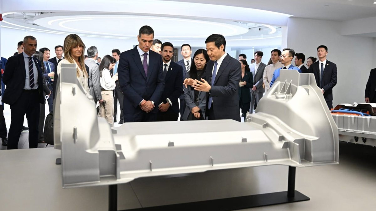 Sánchez se reúne con empresarios chinos de la automoción, renovables y baterías para atraer inversiones