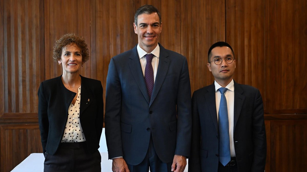 Hithium firma con Navarra el compromiso de invertir 405 millones en una planta de baterías en la Comunidad