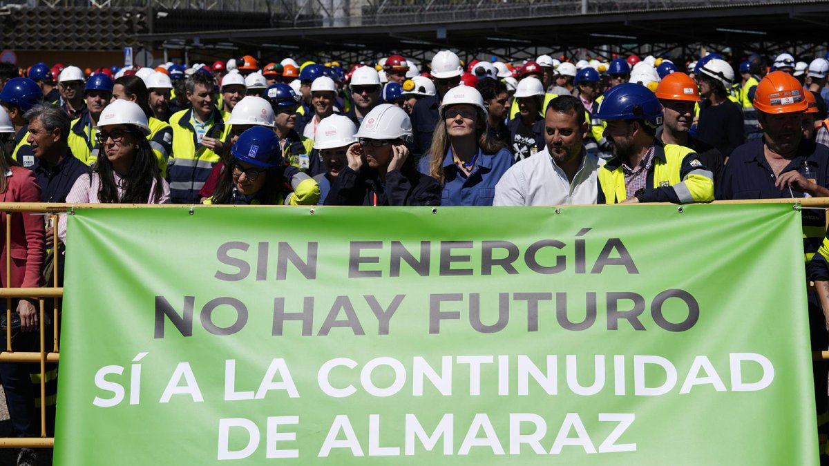 La plataforma 'Sí a Almaraz, Sí al Futuro' y trabajadores se concentran para exigir la continuidad de la central