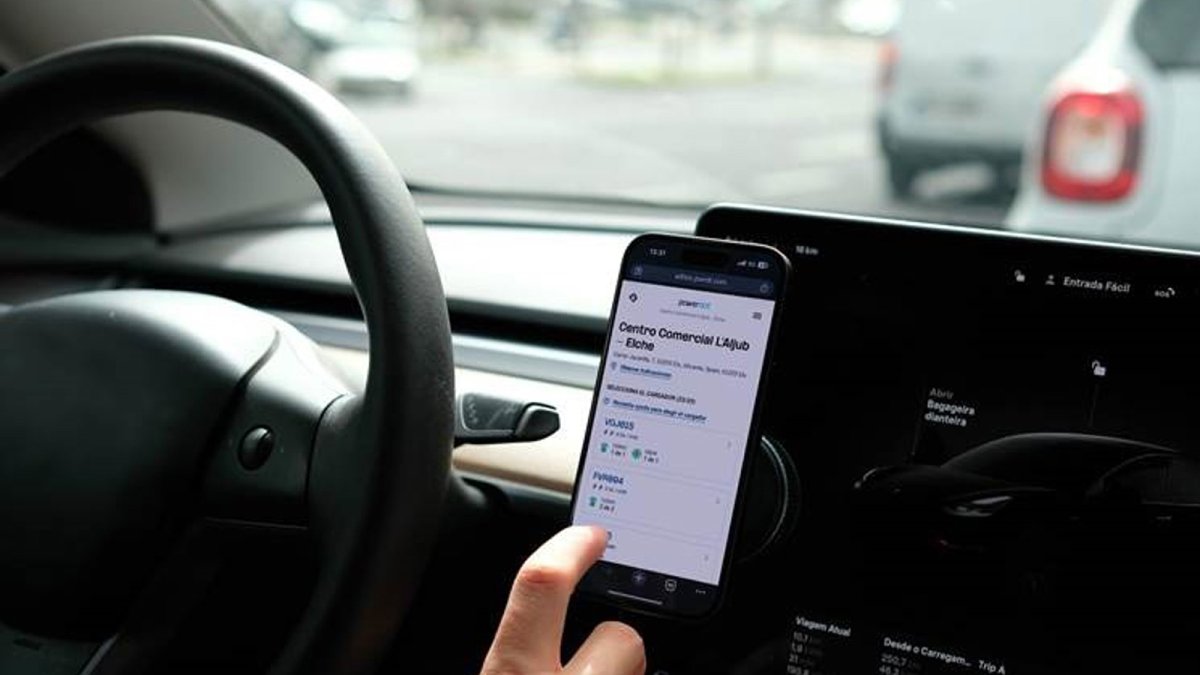 Powerdot y Uber se alían para apoyar la transición al coche eléctrico de los conductores profesionales