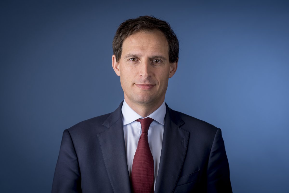 El comisario climático Hoekstra pide acelerar la inversión en renovables, electrificación y nuclear