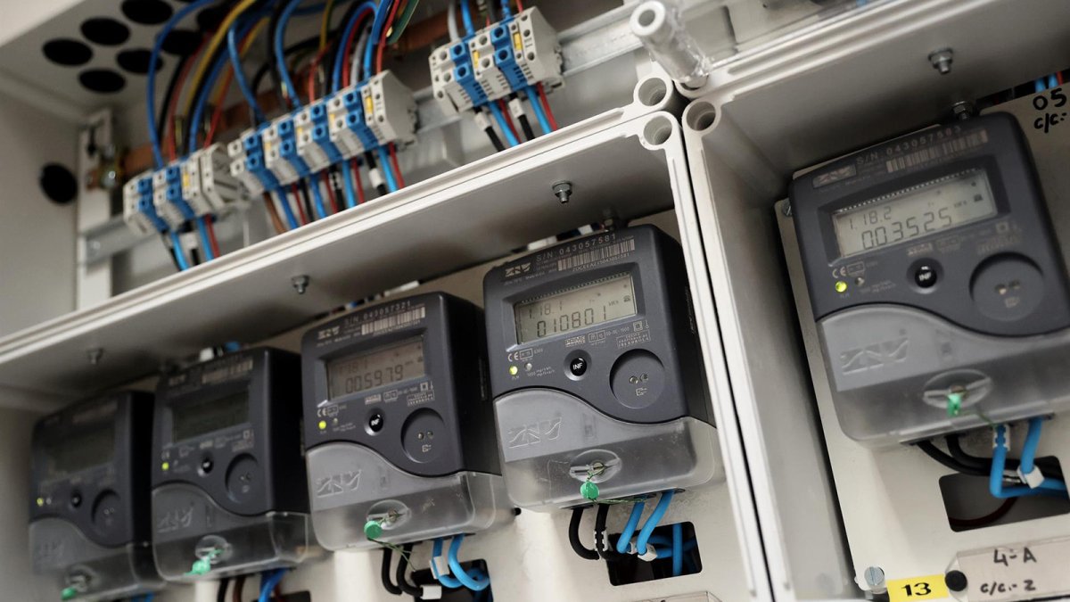 Contadores eléctricos de un edificio, a 1 de abril de 2022, en Madrid (España).
