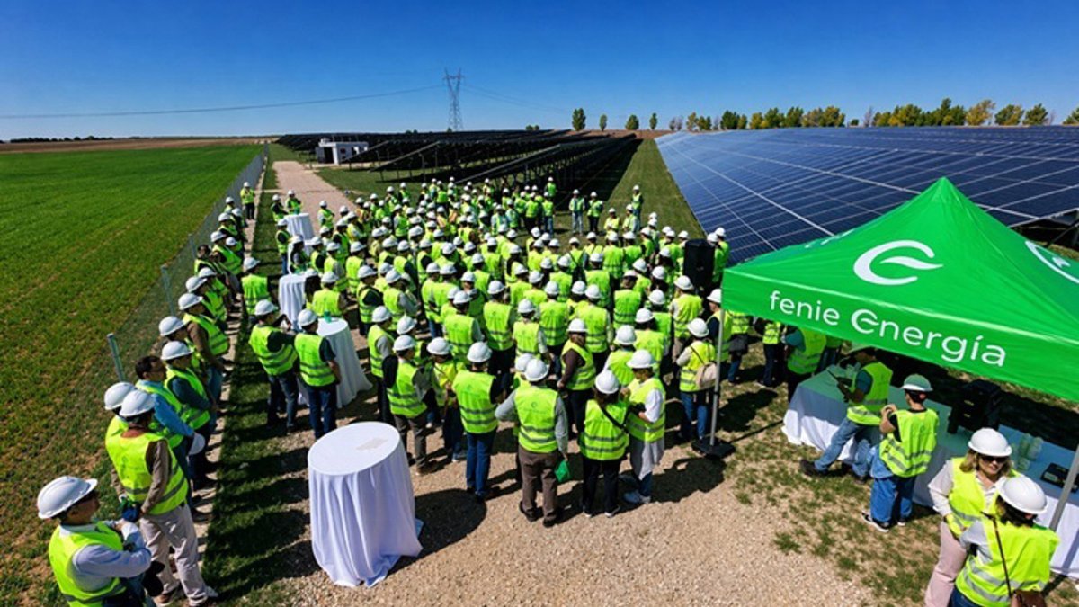 Feníe Energía muestra su apuesta por la generación renovable en una visita al parque fotovoltaico de Tarancón.