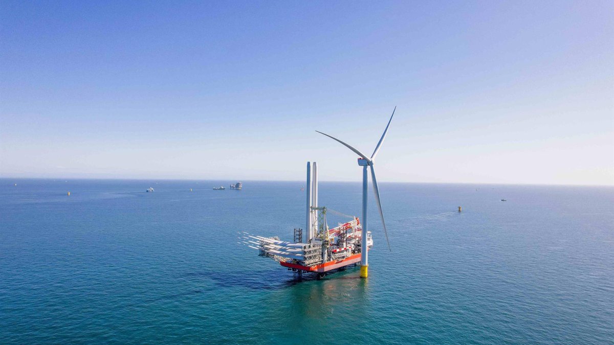 Iberdrola instala la primera turbina de 'East Anglia Three' con 'megapalas' de 115 metros