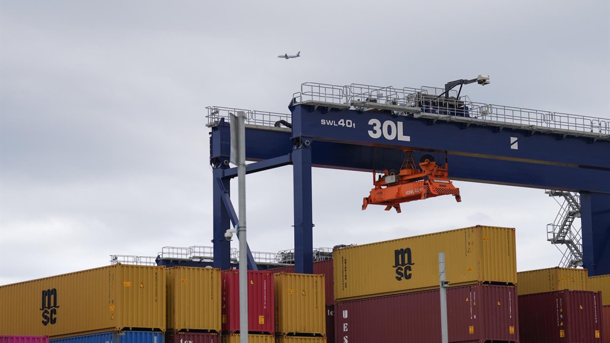 El desplome de las importaciones energéticas reduce el déficit comercial un 24% hasta febrero