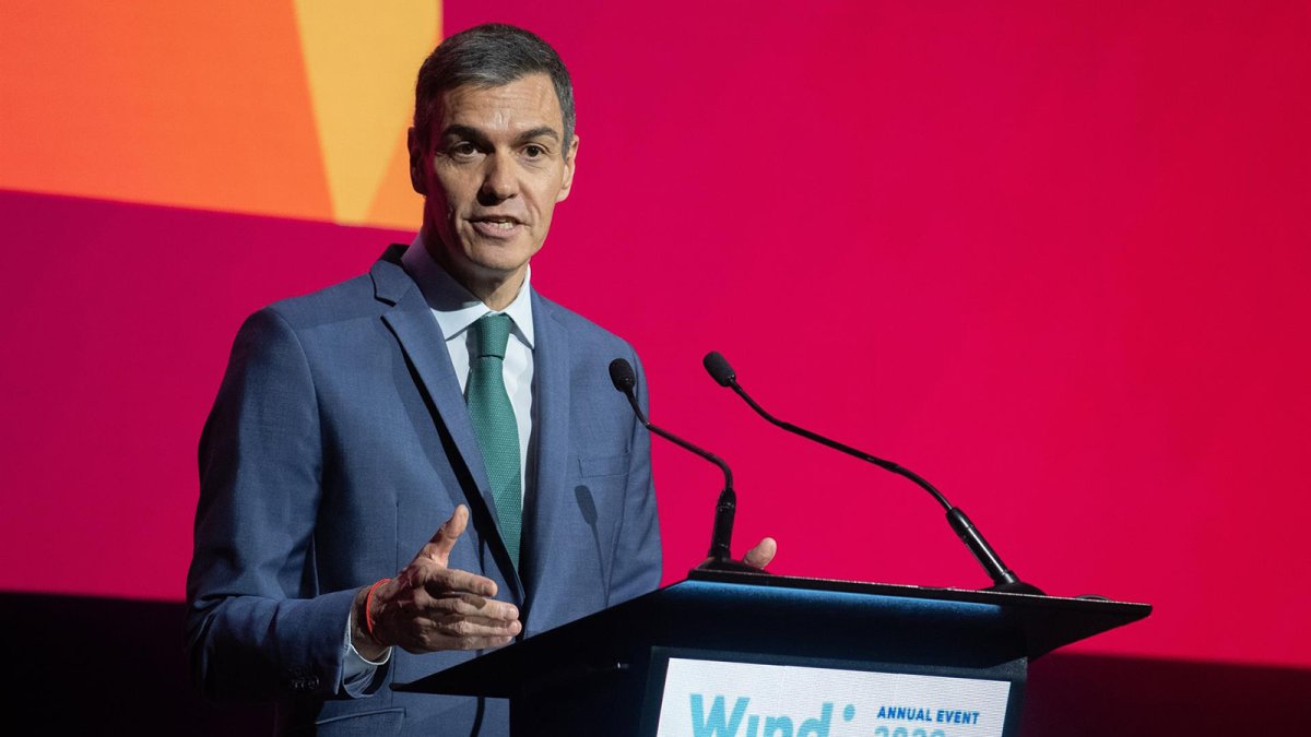 Sánchez saca pecho de su apuesta renovable en el congreso eólico europeo