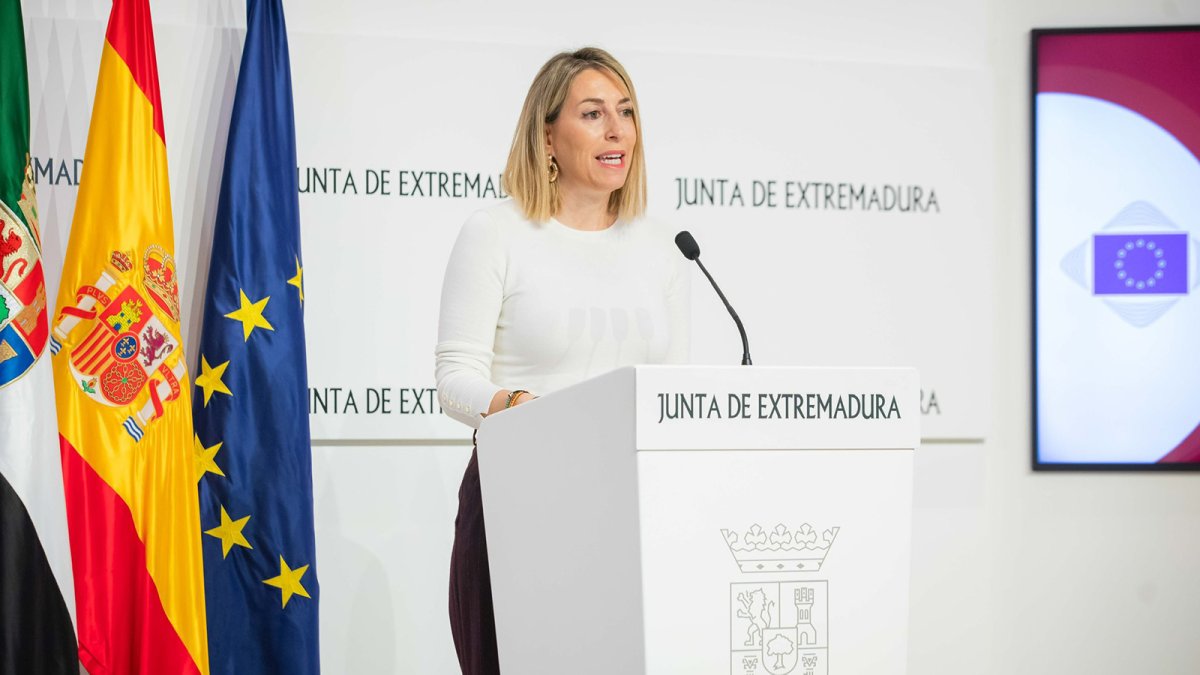 Guardiola reclama a Pedro Sánchez financiación justa, rebajas fiscales en Almaraz y mejores infraestructuras