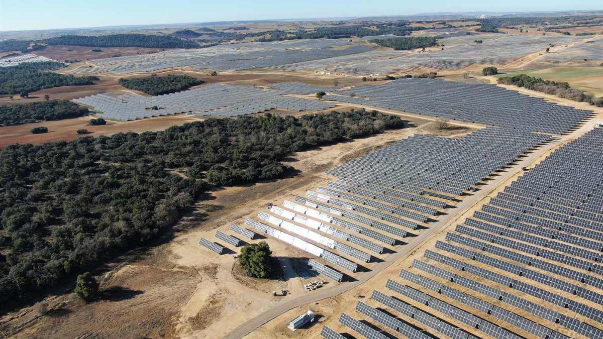 Grenergy firma un 'tolling' financiero a 12 años para las baterías de su proyecto híbrido insignia en España