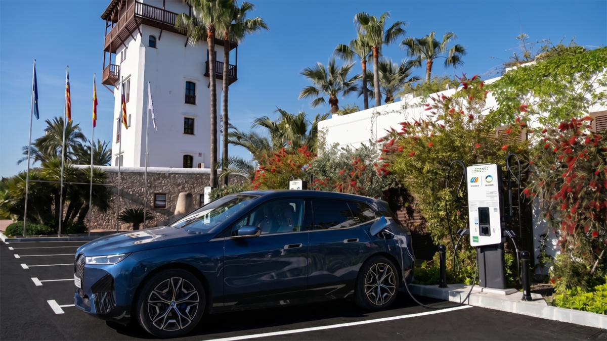 Iberdrola | bp pulse pone en marcha en Puerto Portals un gran hub de recarga con 16 puntos de carga rápida