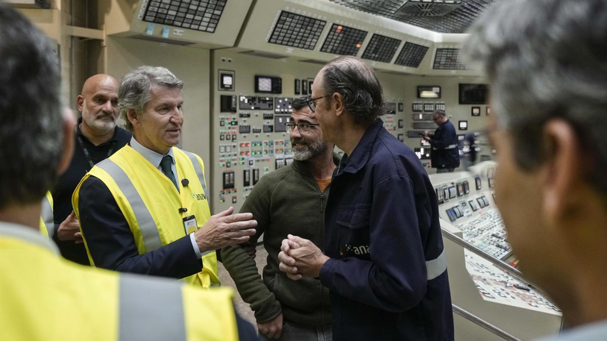 Feijóo apuesta por alargar la vida útil de todas las centrales nucleares en España