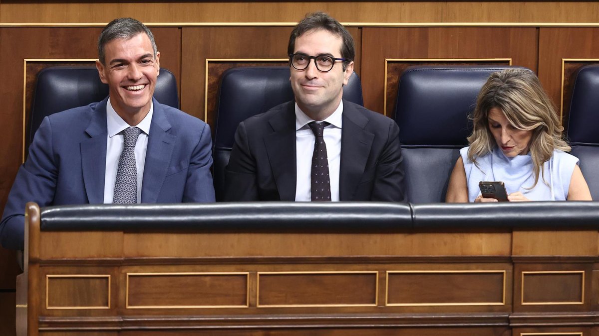 El PP reclama a Cuerpo revertir el cierre nuclear y el vicepresidente replica ensalzando a las renovables