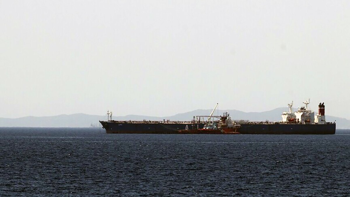 Un gran petrolero iraní evade el bloqueo de EEUU en el Estrecho de Ormuz