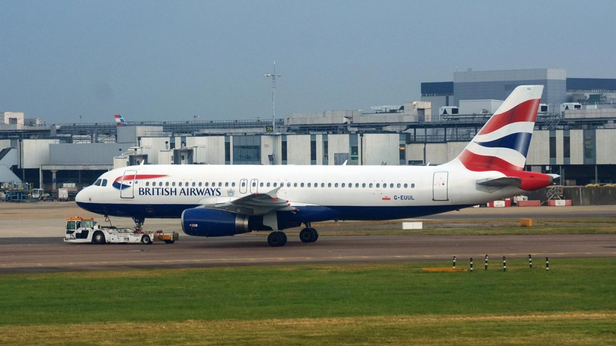 Reino Unido autoriza a aerolíneas a agrupar vuelos y cancelar rutas sin perder slots para ahorrar combustible