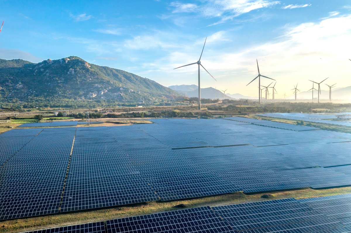 Cómo proteger las plantas de energía solar y los parques eólicos en lugares remotos
