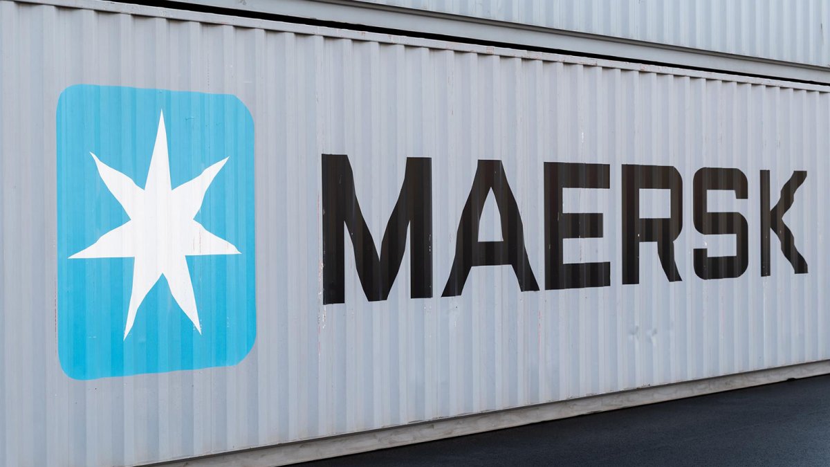 Maersk confirma la salida de uno de sus buques a través de Ormuz con escolta militar de EEUU