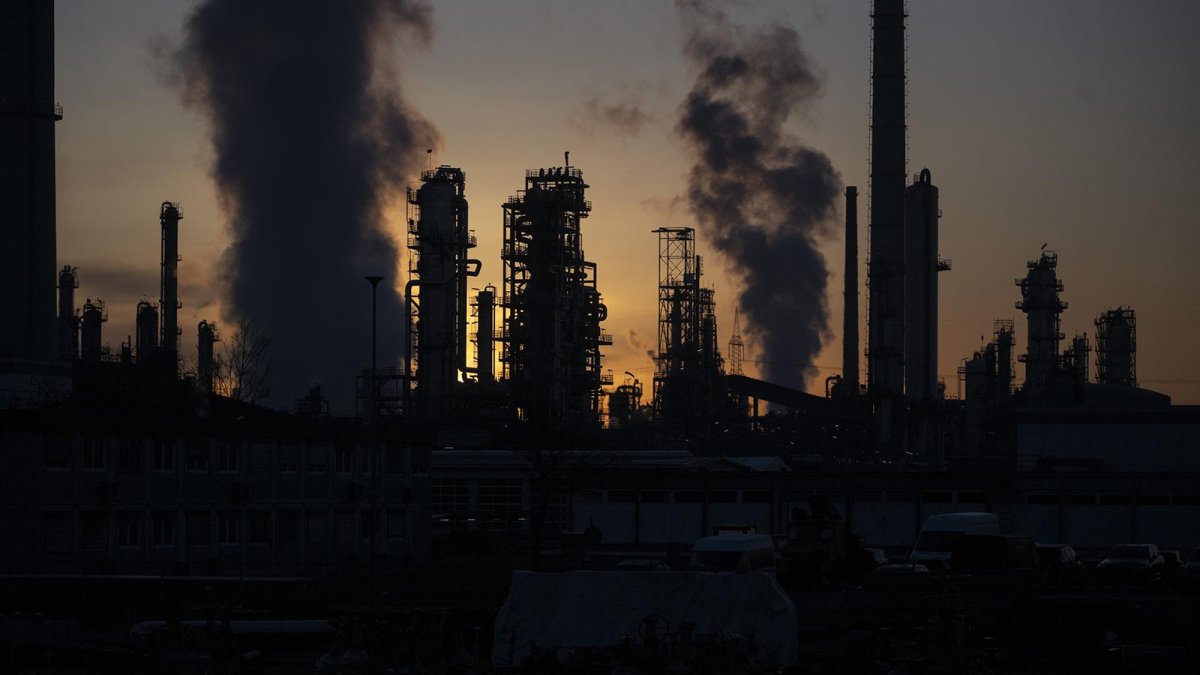 El petróleo cae por debajo de los 110 dólares a pesar del repunte de las tensiones en Oriente Próximo