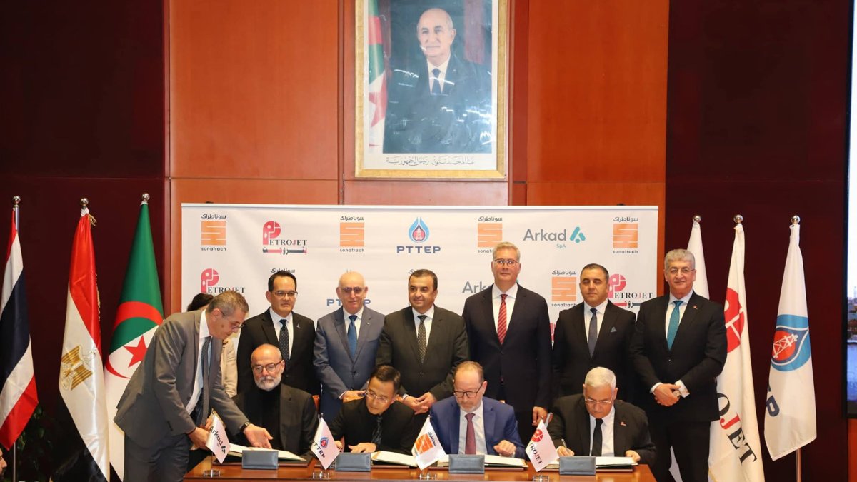 Argelia firma un acuerdo para exportar petróleo y productos derivados a Egipto