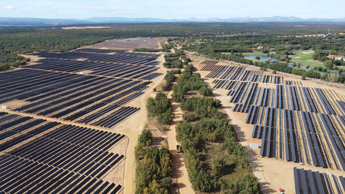 La energética suiza Axpo instala en León su mayor planta solar de España, de 310 hectáreas