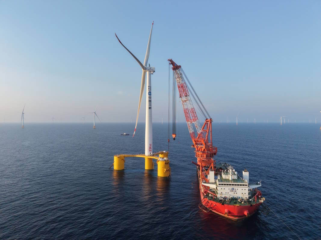 China completa la instalación de la mayor turbina eólica flotante de un solo rotor del mundo