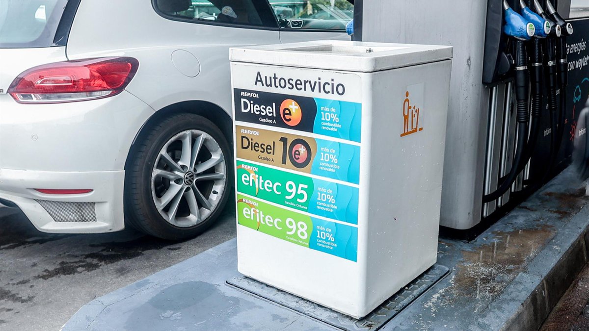 El diésel prosigue su tendencia bajista y cae por debajo de los 1,7 euros el litro