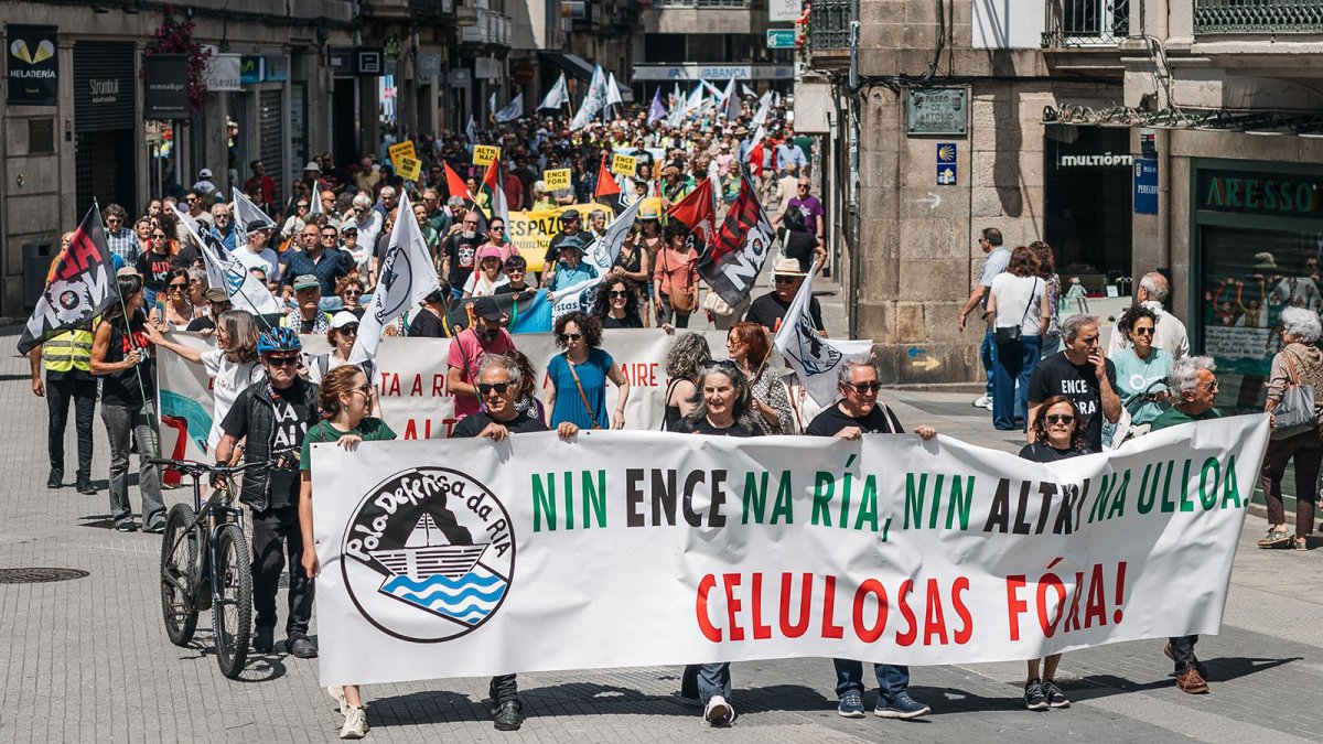 La protesta anual contra Ence toma el centro de Pontevedra y suma la petición por el archivo de Altri