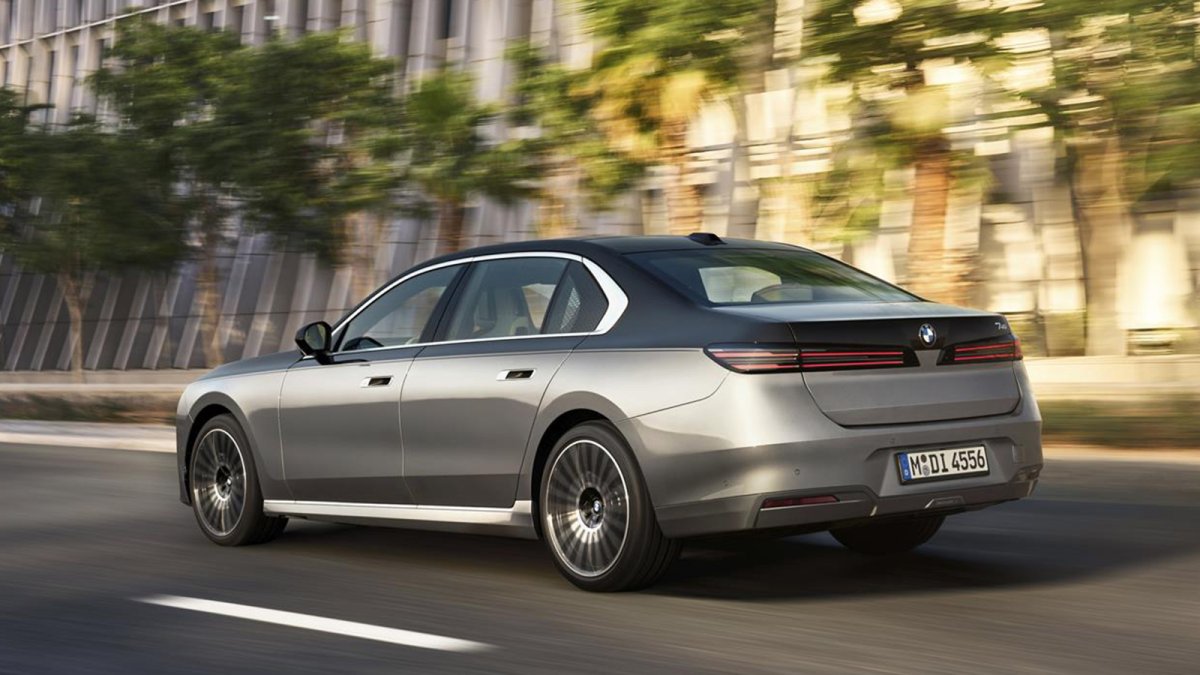 El BMW Serie 7 llega a España en una nueva versión con 700 kilómetros de autonomía y nueva tecnología