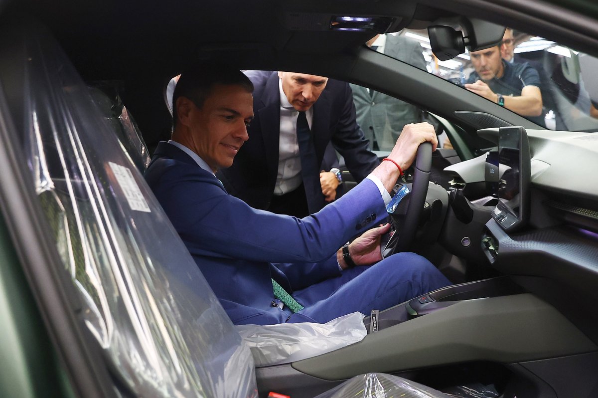 Sánchez celebra una España "a la vanguardia" de la movilidad eléctrica con el Cupra Raval