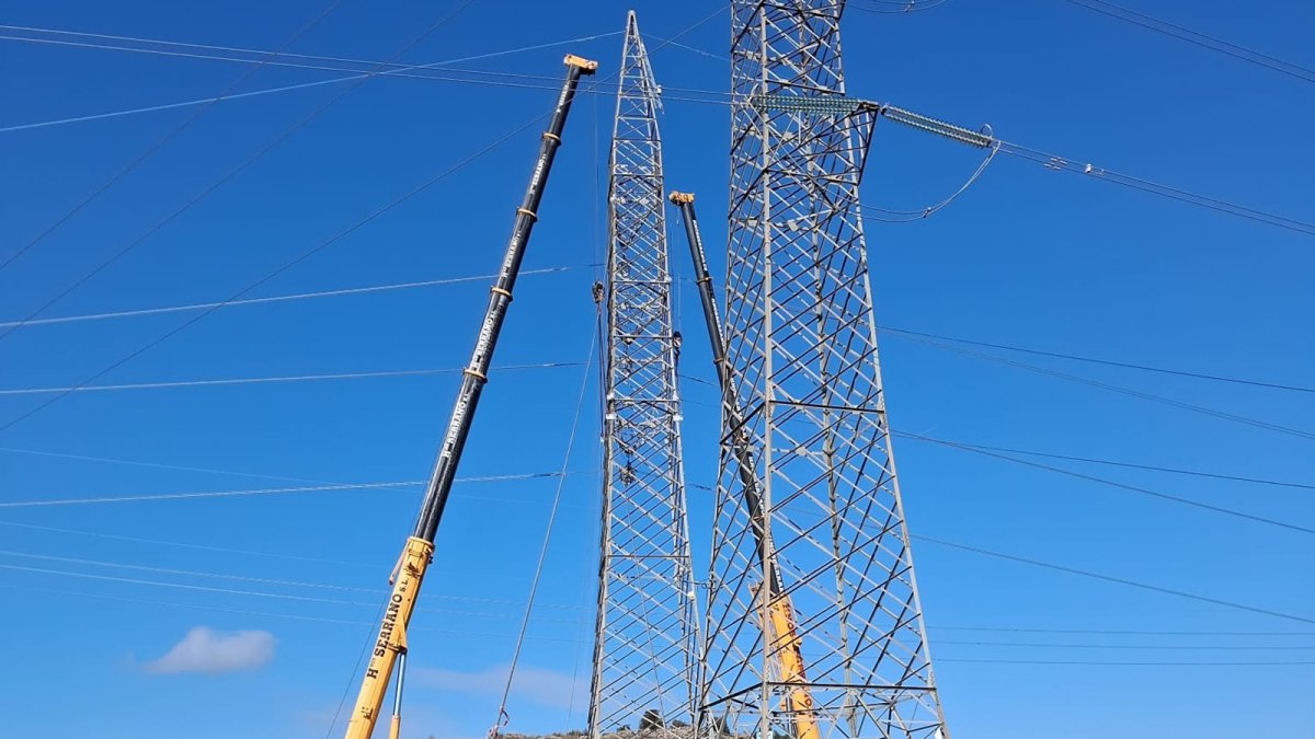 Red Eléctrica repotencia la línea Aragón-Escatrón de 400 kV para aumentar la capacidad de transporte entre las provincias de Teruel y Zaragoza