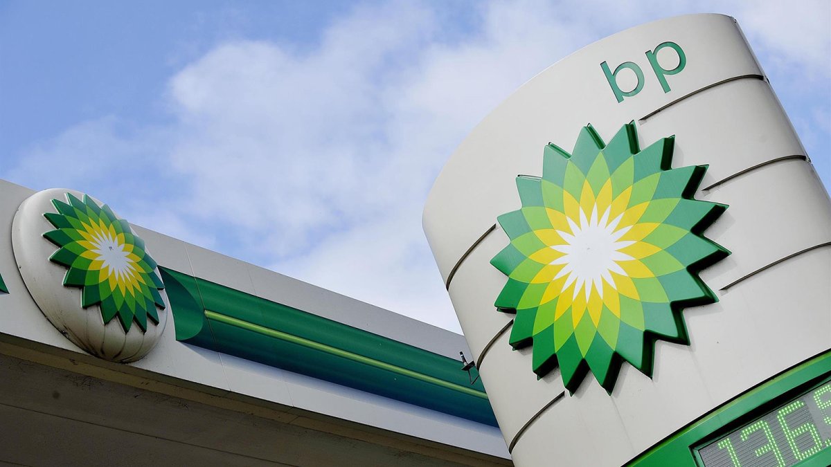 Logo de BP en una gasolinera de Reino Unido.