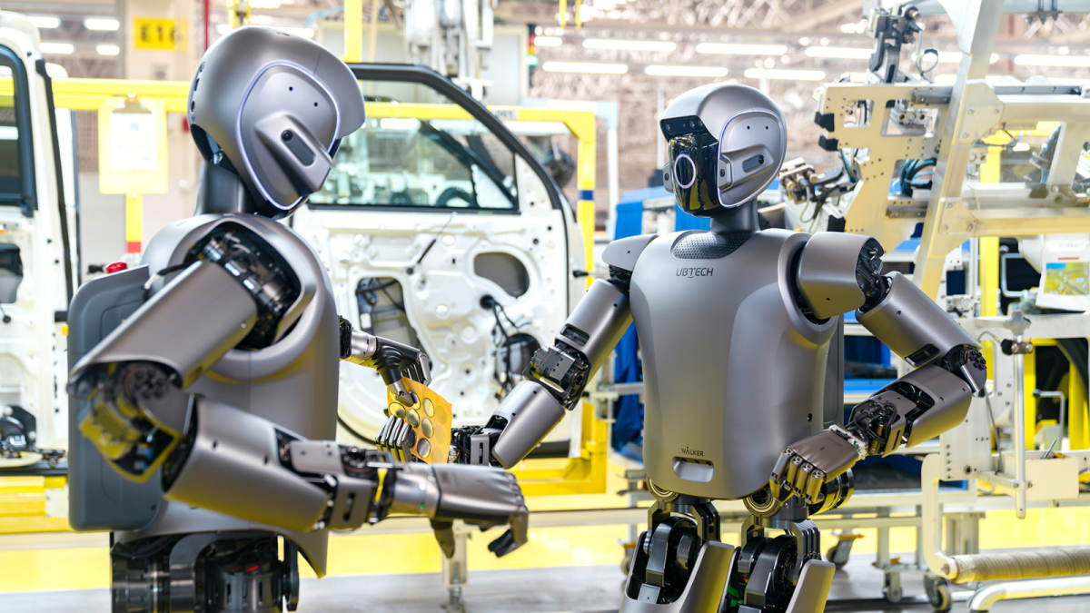 Robots de BYD en la fábrica.