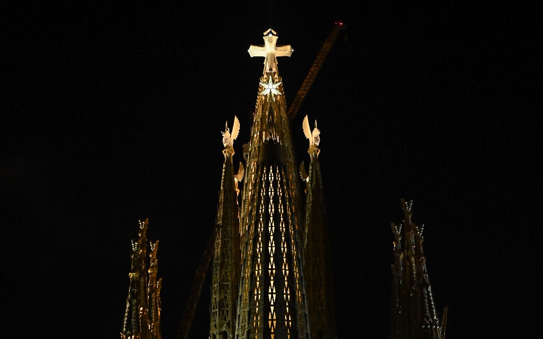 La Fundación Endesa, detrás de la bellísima iluminación de la cruz de la torre de Jesucristo de la Sagrada Familia