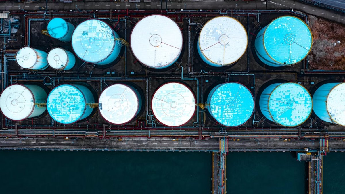 La AIE recorta en otros 700.000 barriles diarios de petróleo su previsión del consumo global en 2026