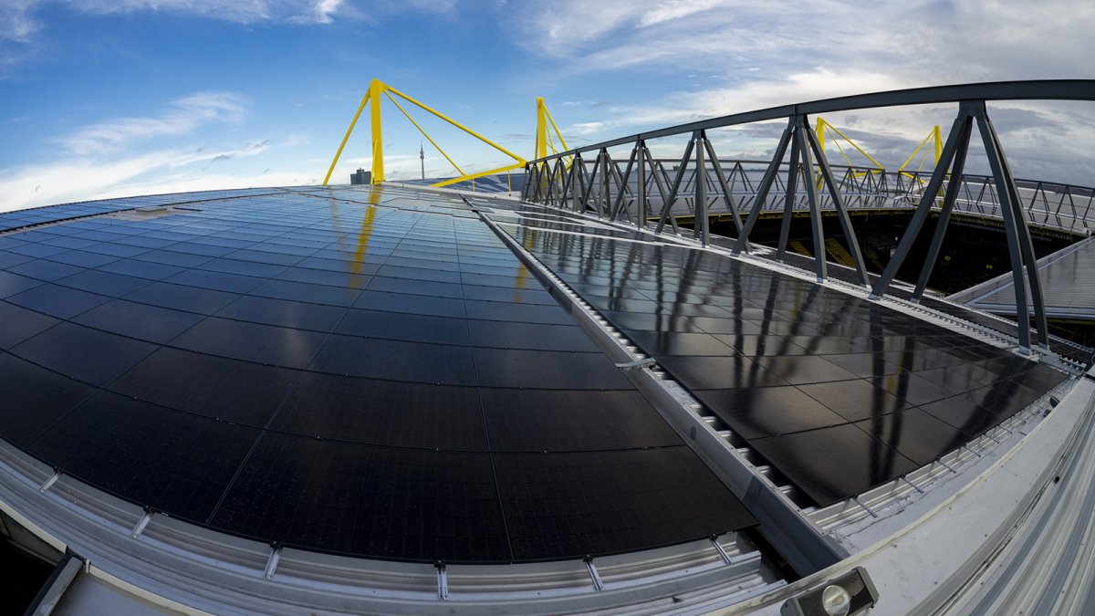 La energía que marca la diferencia: la mayor cubierta solar instalada en un estadio ya demuestra su impacto en el Borussia Dortmund.