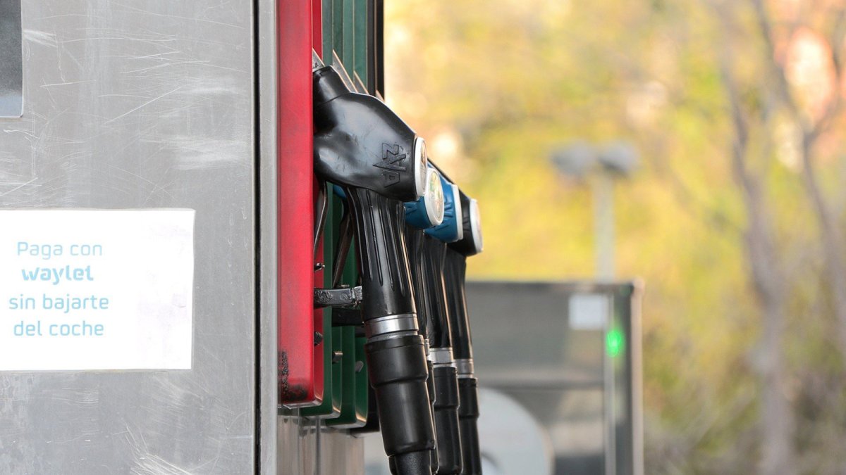 Los carburantes acumulan un descenso de casi el 9% y caen a precios pre-conflicto de Irán