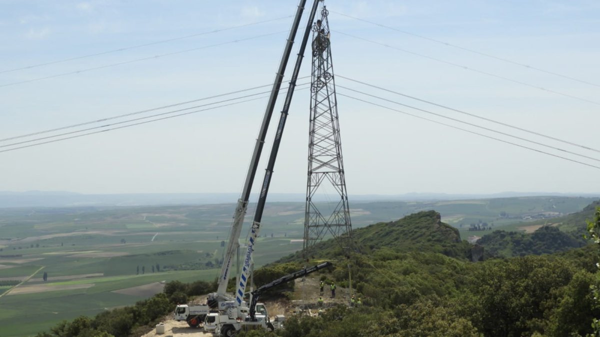 Red Eléctrica culmina la repotenciación de la línea Barcina-Santa Engracia de 400 kV para reforzar la capacidad eléctrica de La Rioja y Burgos