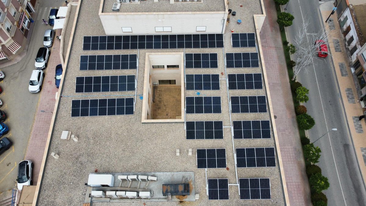 Cuerva instala autoconsumo fotovoltaico en 13 centros de salud de Murcia