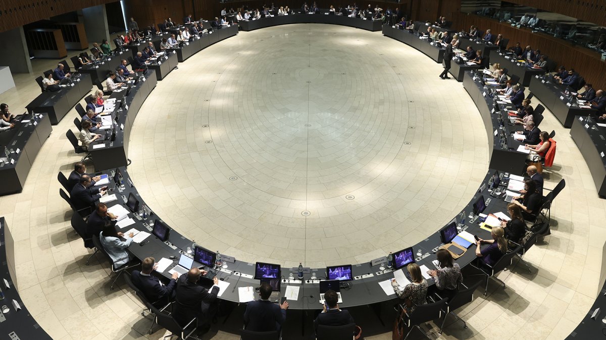 Los 27 pactan acelerar las redes energéticas con permisos más rápidos y más financiación para interconexiones