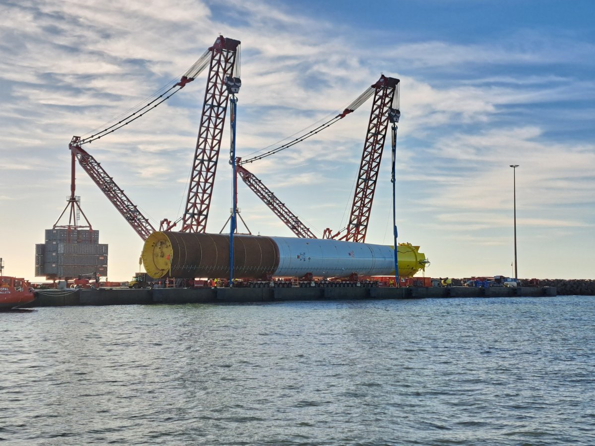 Las innovaciones de Mammoet en la manipulación de monopilotes impulsan el parque eólico marino Baltic Power