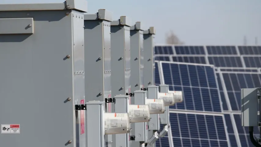 La prohibición de inversores procedentes de China y otros países de alto riesgo afectará al 14% de la demanda solar de la UE hasta 2030