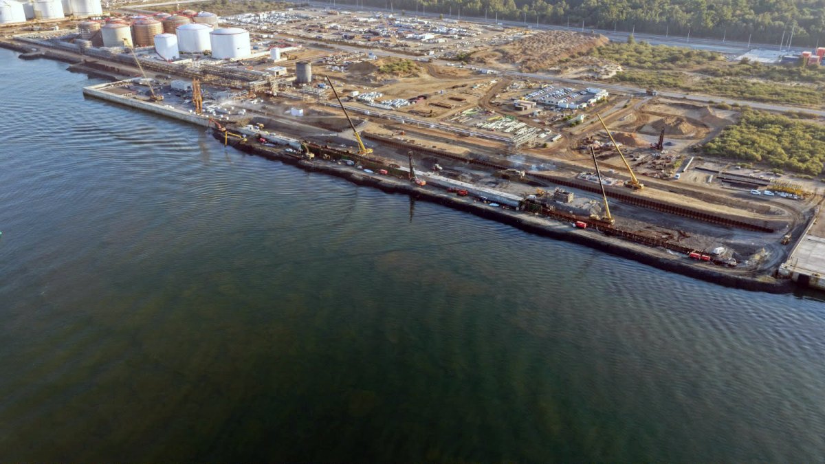 Moeve y Exolum cierran con BBVA y Kutxabank financiación por 105 millones para el proyecto Muelle Sur