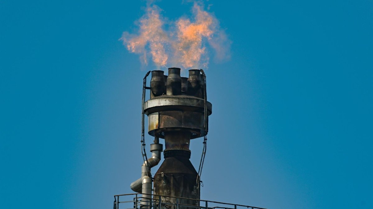 El petróleo modera su precio más de un 4% tras la escalada de la pasada jornada