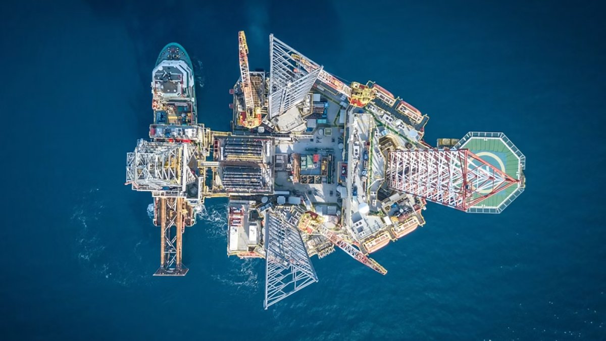 LA AIE afirma que la oferta global de petróleo superará la demanda a fin de año si no vuelve la guerra