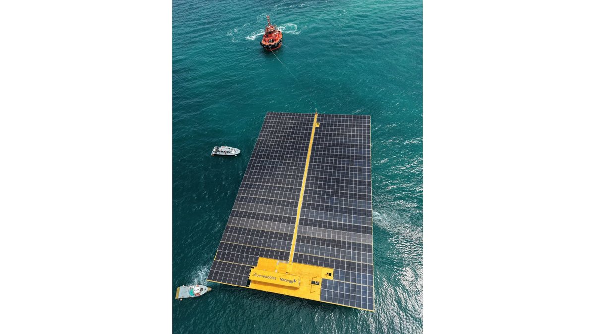 La primera plataforma solar marina de España llega al Puerto de Valencia para iniciar su fase de pruebas
