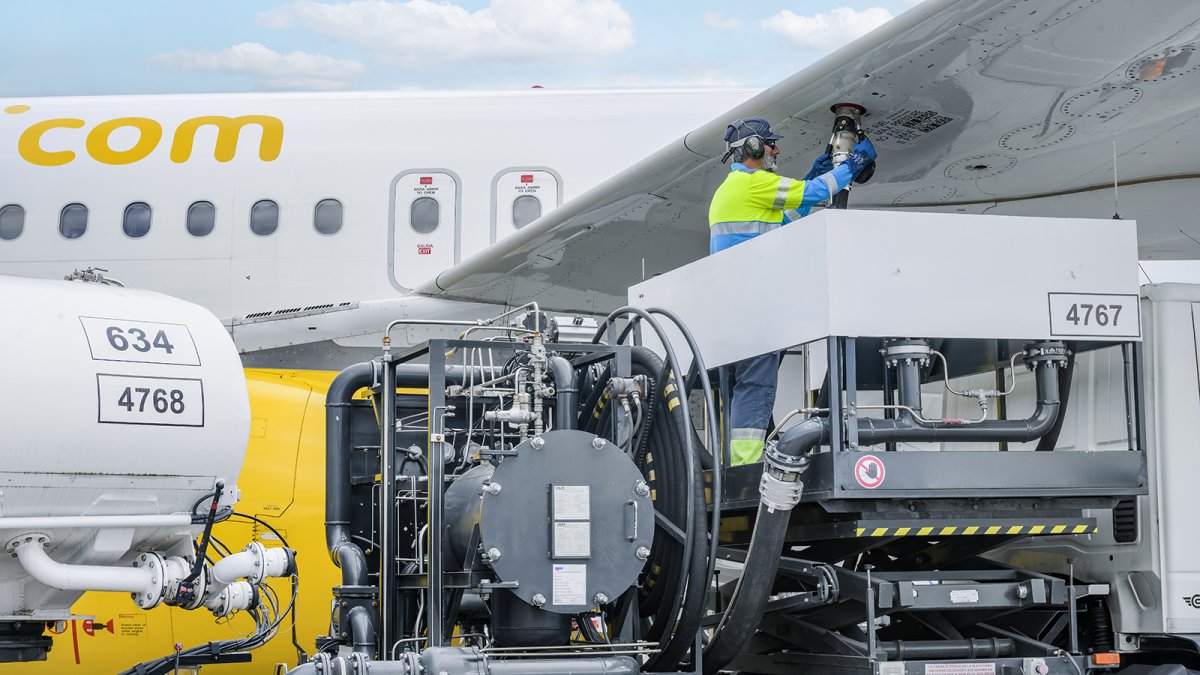 Nace la primera asociación española de operadores de combustible aeroportuario
