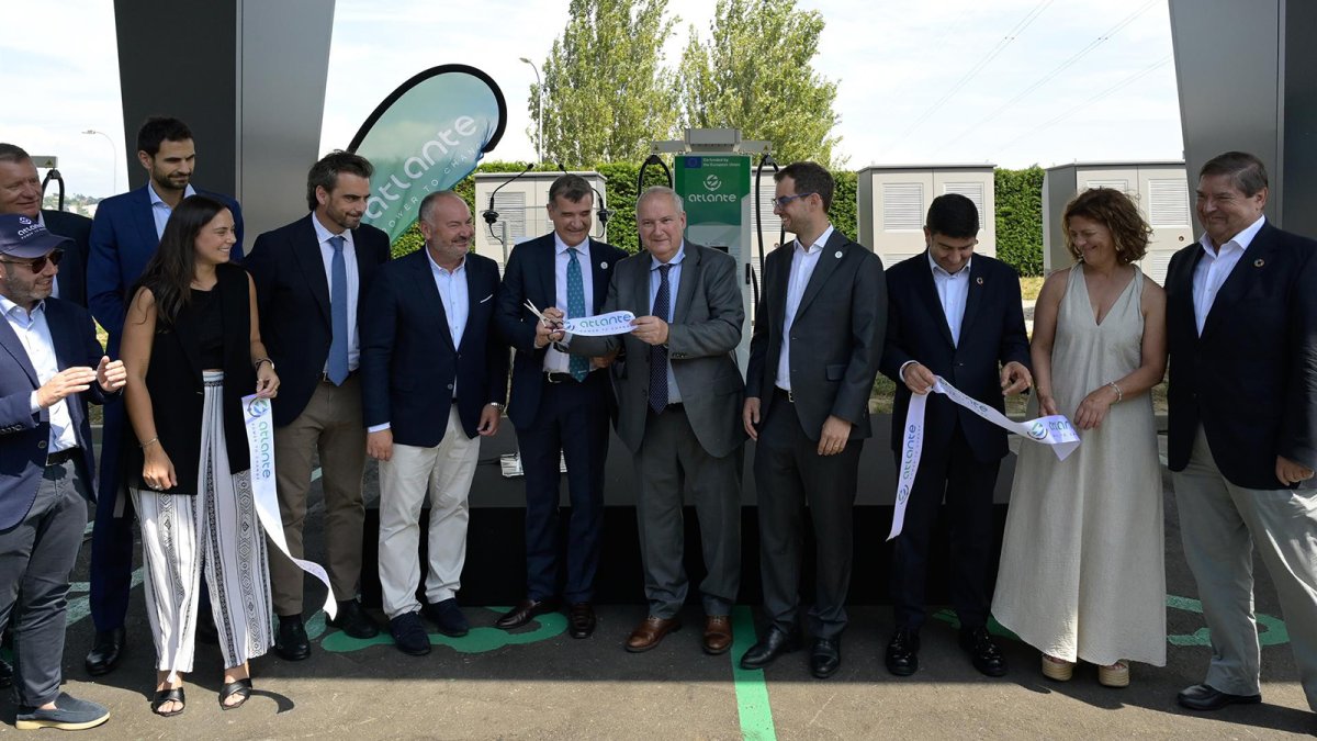 Hereu reivindica el futuro del coche eléctrico en la inauguración de una estación de recarga en La Coruña