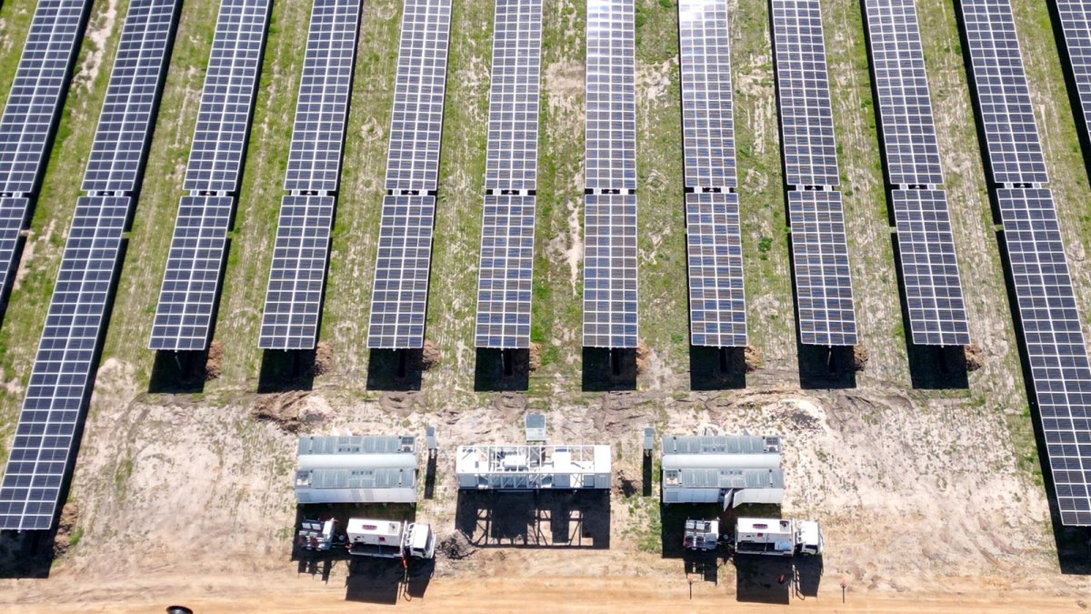 Naturgy invierte 300 millones en un 'megaproyecto' híbrido de energía solar y baterías en Australia