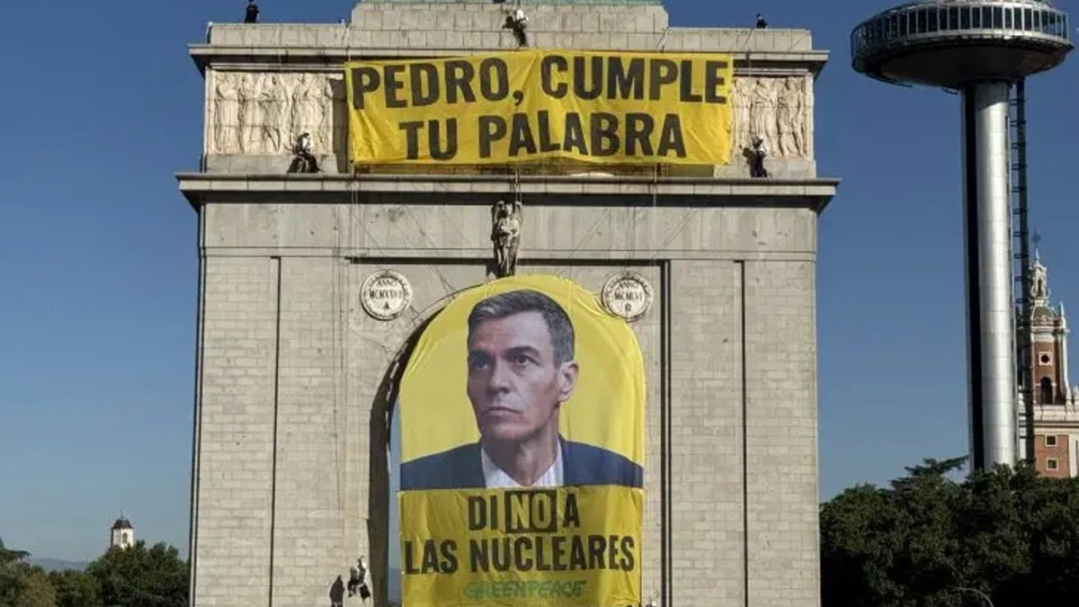 Greenpeace cuelga una pancarta en Madrid pidiendo a Sánchez que diga "no a las nucleares"