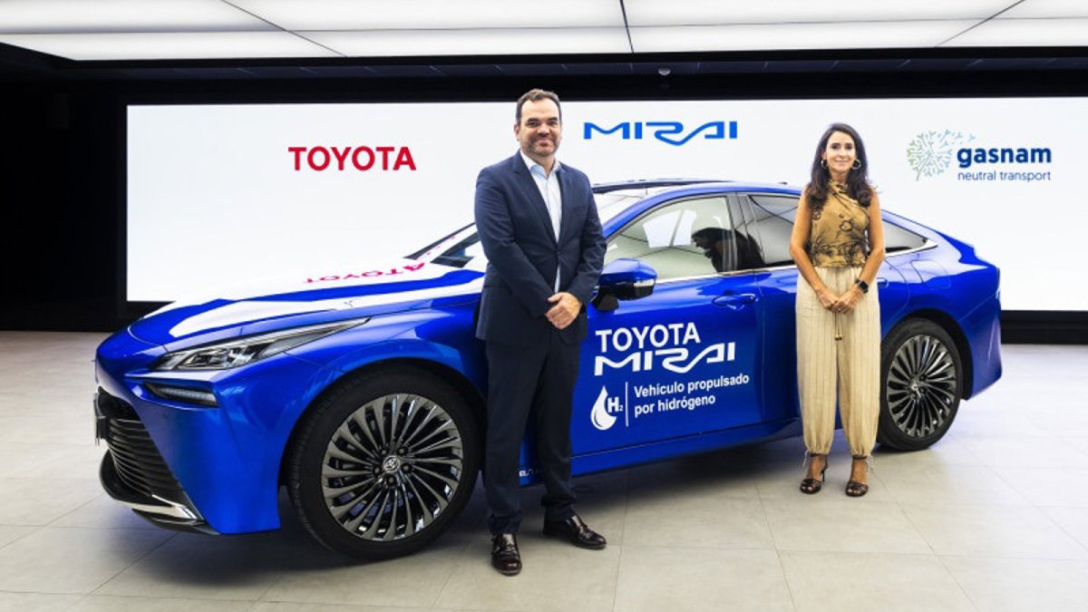 Toyota España y Gasnam impulsan el hidrógeno con la cesión de un Toyota Mirai