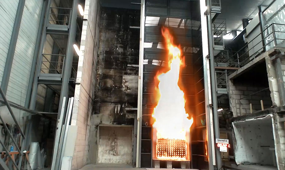 Dos empresas españolas consiguen superar la mayor prueba de fuego para poder instalar vidrio fotovoltaico en edificios